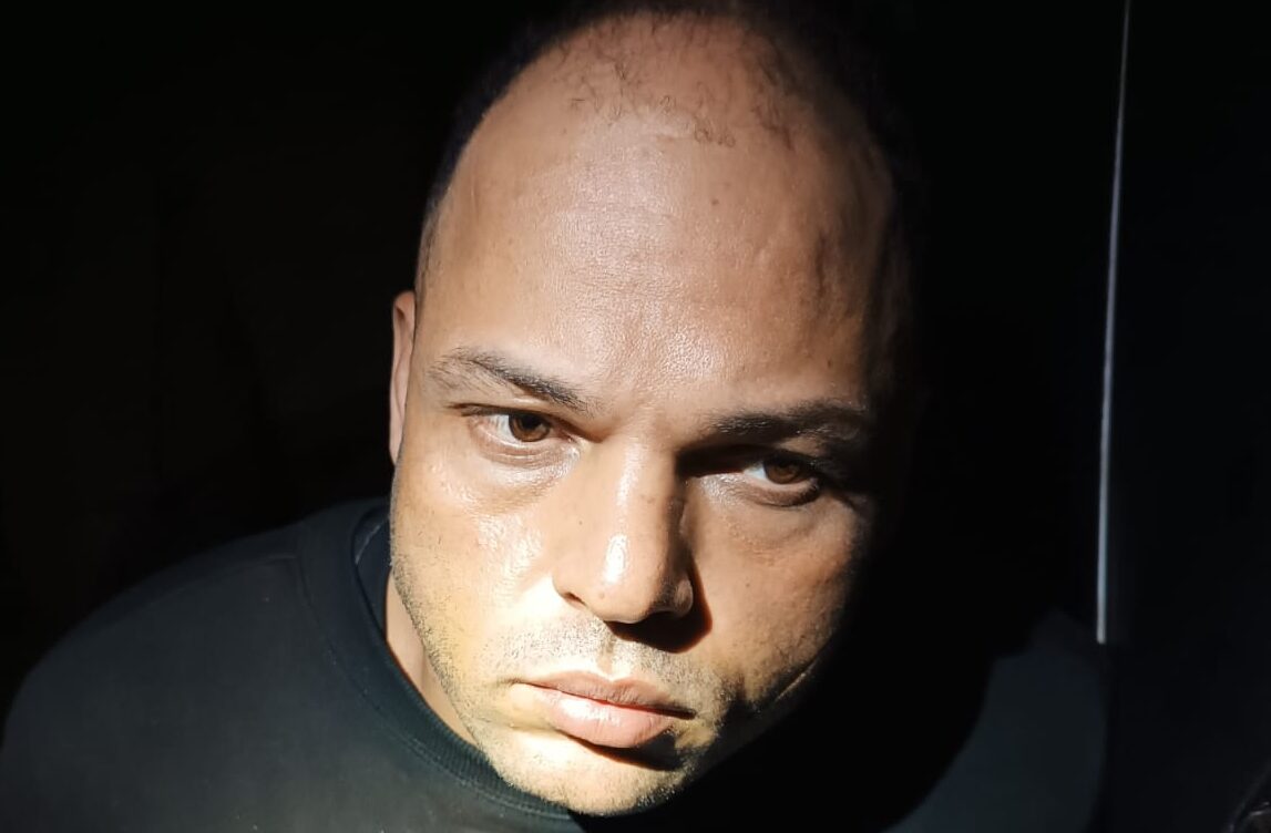 Rafael Leandro, preso na BR-153, confessou ter matado o advogado Pedro Henrique após uma discussão; vídeo da abordagem registra o suspeito relatando detalhes do crime. Foto: Reprodução/PMGO.