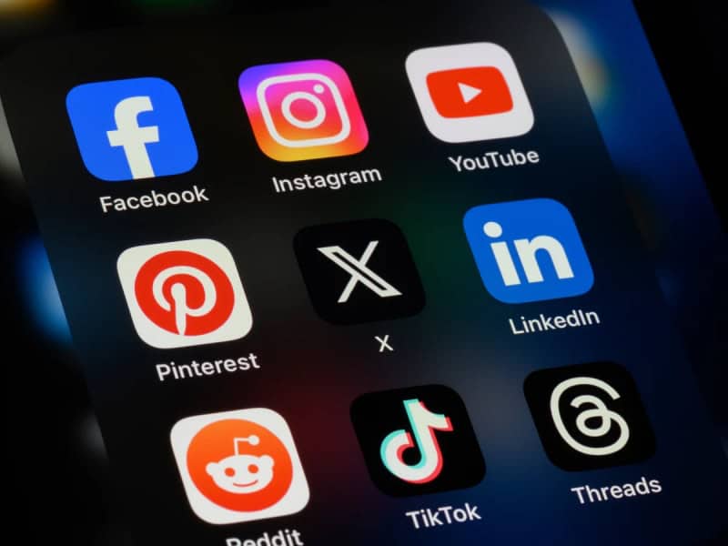Transformar a gestão pública em espetáculo pode render popularidade, mas também enfraquece a seriedade da função pública e abre espaço para o populismo digital.