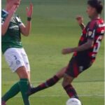 Juiz argentino entendeu como lance normal a agressao do jogador do Flamengo
