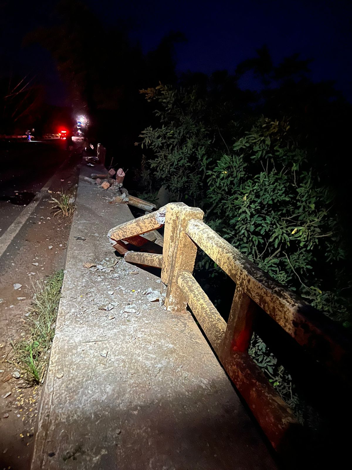 relatos de múltiplas vítimas e da queda de um automóvel no rio