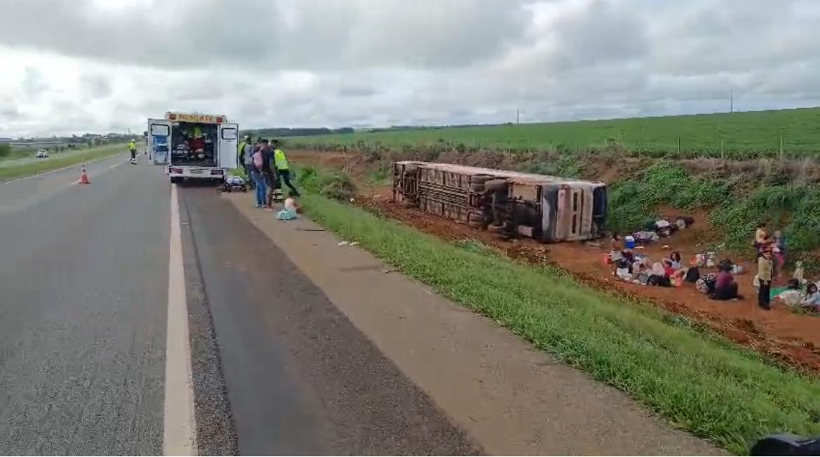 O veículo seguia no sentido Brasília-Catalão quando, por circunstâncias que ainda serão apuradas, saiu da pista e tombou às margens da rodovia