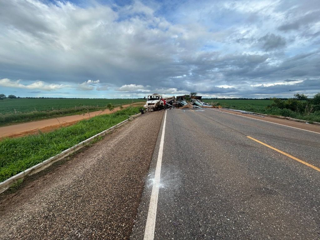 Uma colisão frontal entre dois caminhões, registrada no km 404 da BR-070, deixou um morto e dois feridos. - PRF