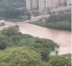 Chuva alaga ponte da Avenida Marechal Rondon. (Imagem: Reprodução)