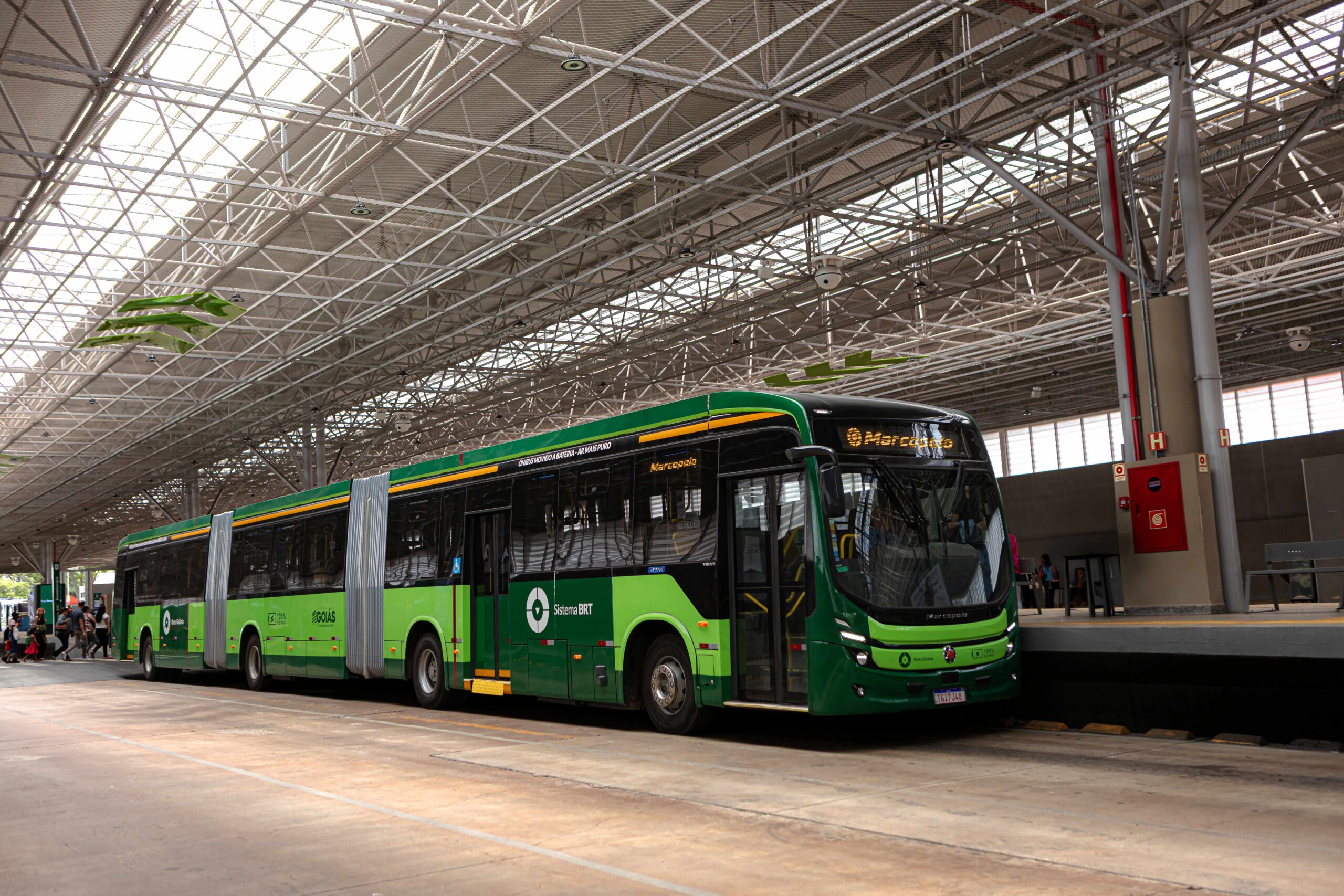 O ônibus biarticulado elétrico Volvo tem cerca de 28 metros de comprimento e capacidade para até 250 passageiros - Divulgação