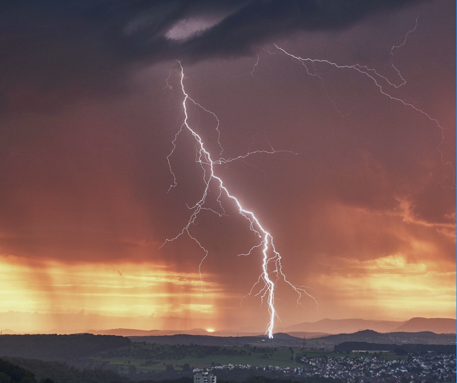 Há alto risco de tempestades severas, com possibilidade de descargas elétricas, rajadas de vento e volumes elevados de chuva