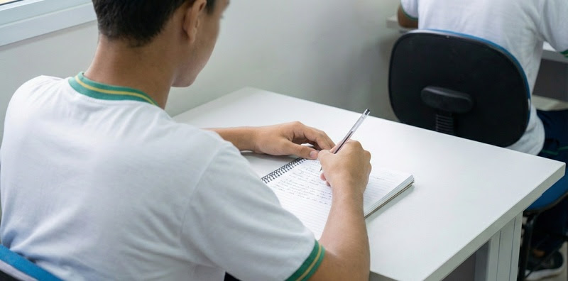 jovens fora da escola