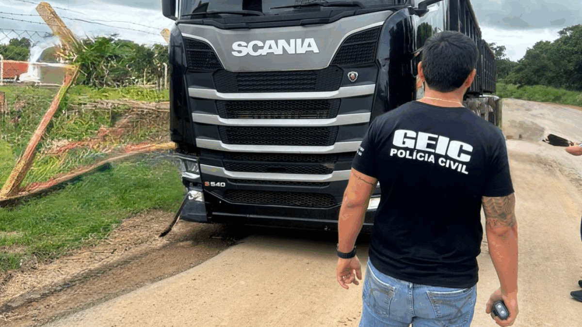 Quatro pessoas foram presas em flagrante delito, sendo um funcionário da própria mineradora e três motoristas de caminhão - PCGO