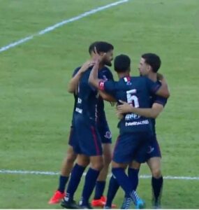 Jogadores do Guanabara City comemoram gol sobre o Vasco