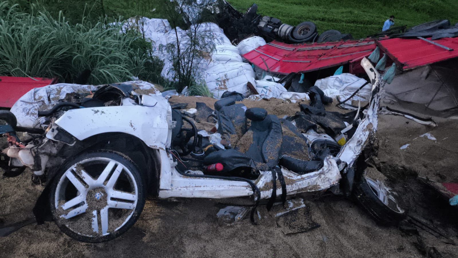 As três vítimas fatais eram ocupantes do VW/Gol e, até o momento, não foram identificadas - PRF
