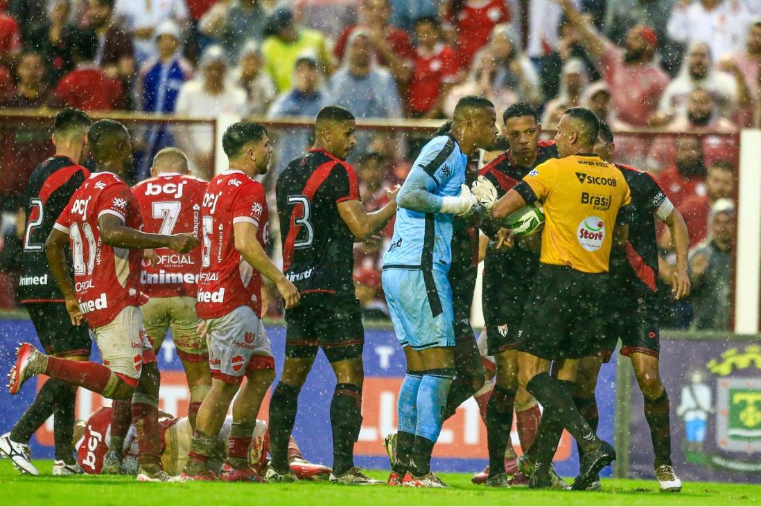 Vitória do Atlético em jogo truncado