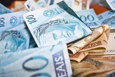 Aposentados e pensionistas do INSS começam a receber 13º nesta sexta
