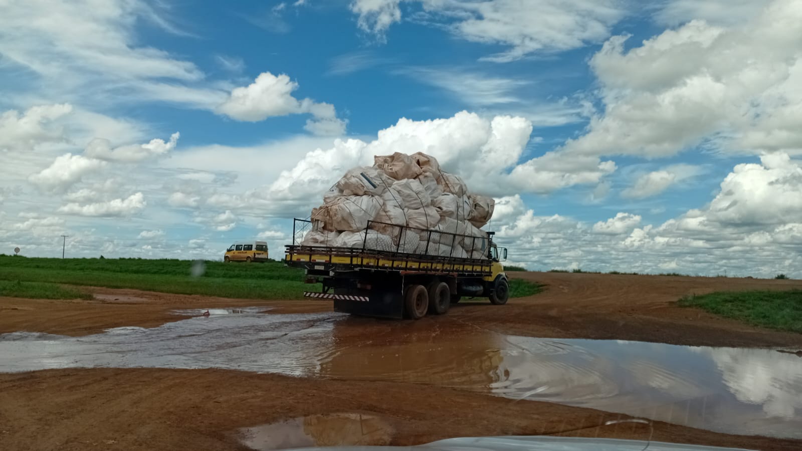 Embalagens de agrotóxicos foram localizadas em empresa de reciclagem no município de Cristalina e receberam destinação correta - Agrodefesa