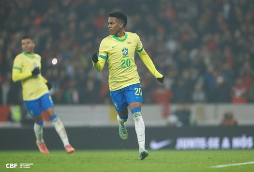 Estêvão comemora gol pela Seleção Brasileira vestindo a camisa 20 durante partida internacional