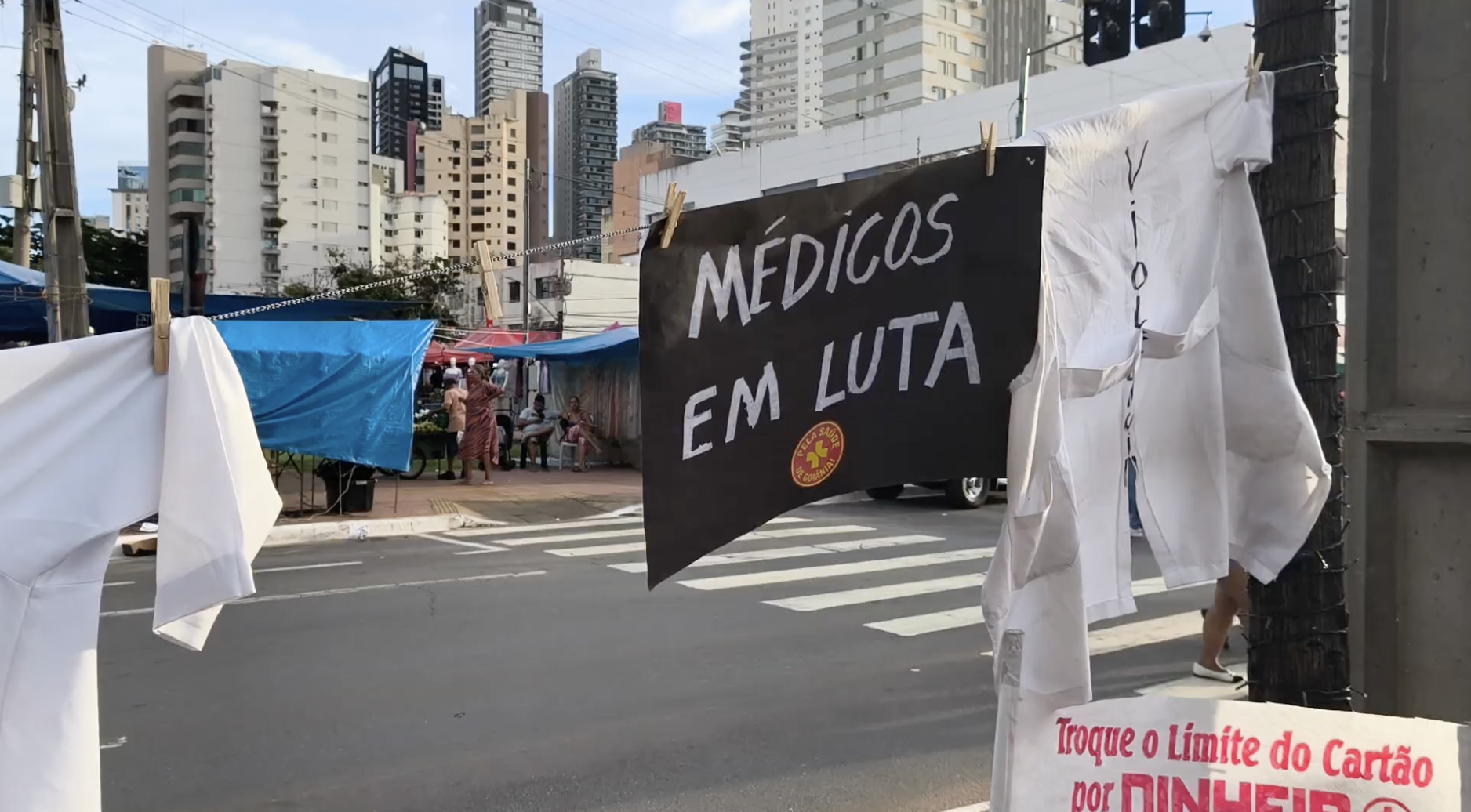 Médicos manifestam contra Prefeitura de Goiânia na Feira da Lua