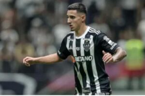 Centroavante Cadu, regularizado e pronto para jogar