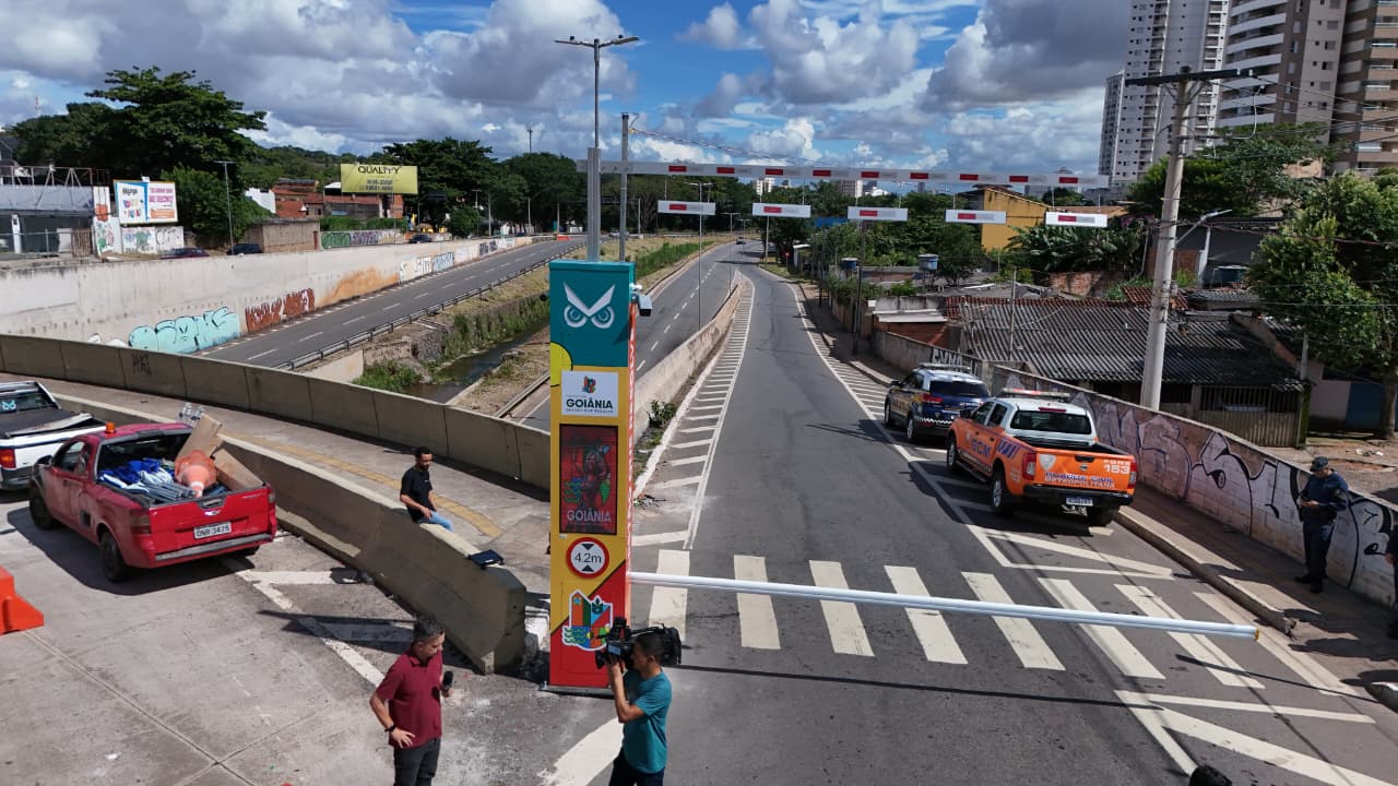 Totens com câmeras e painéis de LED monitoram vias, permitem reconhecimento de placas e facial, e orientam motoristas -Alex Malheiros