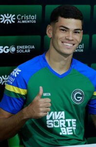 Anthony, zagueiro da base do Goiás, pode ser negociado