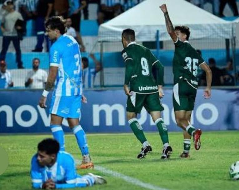 Lucas Rodrigues comemora o gol contra o Crac