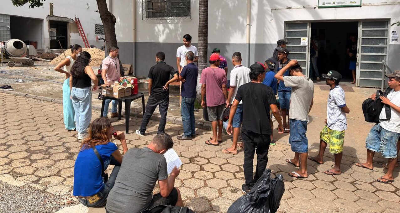 Equipe do Consultório na Rua entrega repelentes para pessoas em situação de rua no Centro Pop