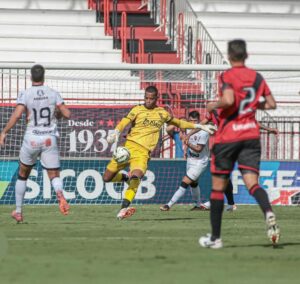 Paulo Vítor falha no gol da Abecat
