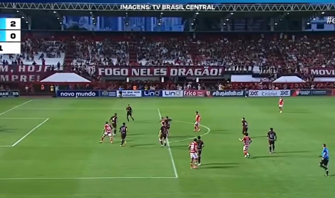 Vila reclama de pênalti, não marcado pelo arbitro
