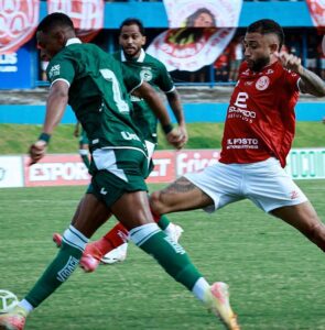 Jajá passa pelo zagueiro para marcar o primeiro gol da partida