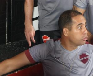 Hugo Bravo revoltado com a atuação do time e com a arbitragem