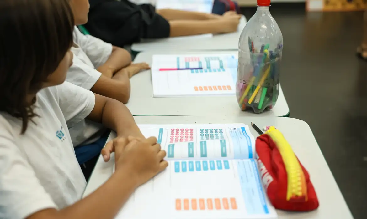 A explicação para a queda das matrículas é a redução da população em idade escolar, especialmente entre 0 a 4 anos e a 15 a 17 anos - Agência Brasil