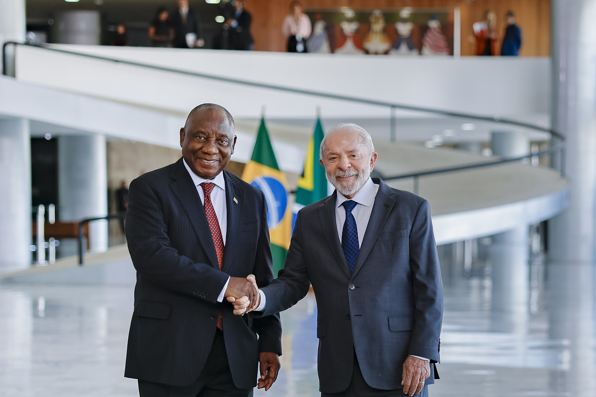 Lula alerta para impactos da guerra no Oriente Médio e defende cooperação em defesa entre Brasil e África do Sul