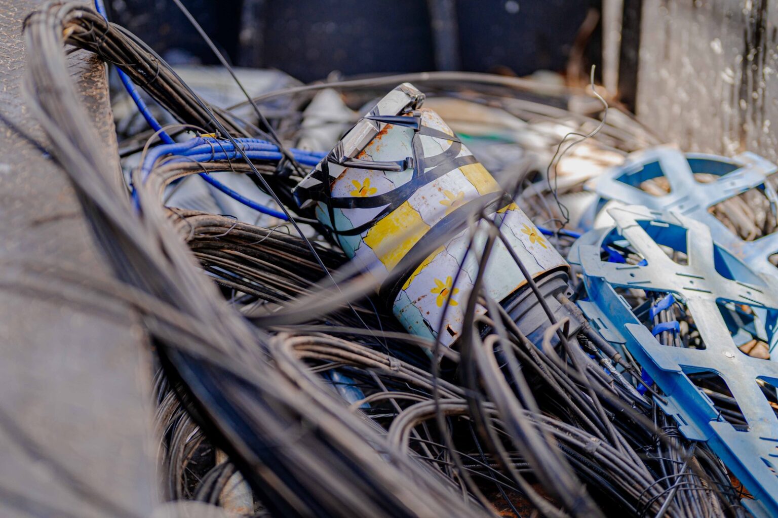 Prefeitura de Anápolis inicia corte de cabos de internet irregulares em bairros do município