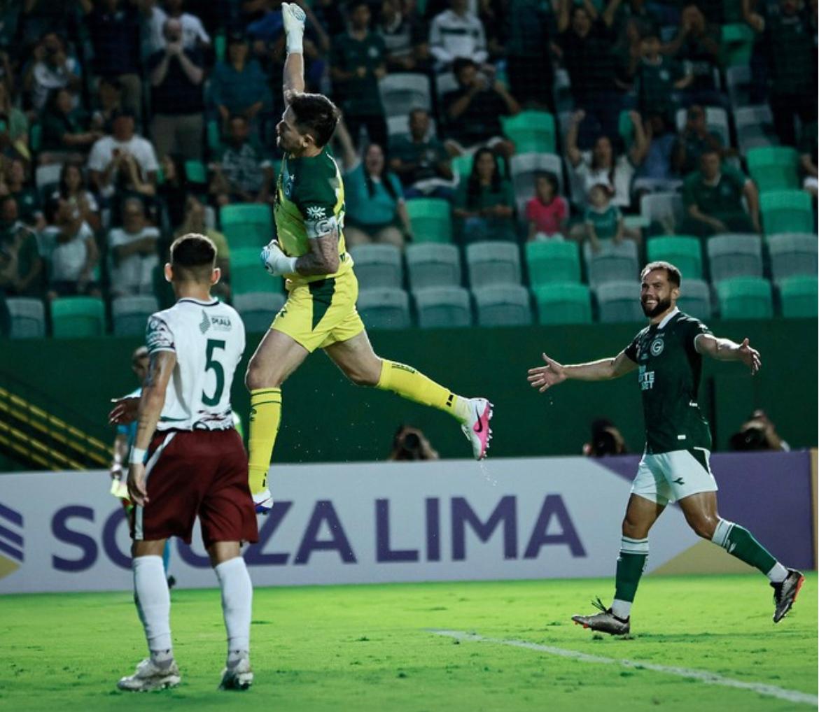 Tadeu comemora gol de pênalti
