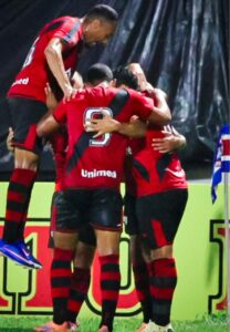 Jogadores do Atlético abraçam Marrony, autor do gol da vitória