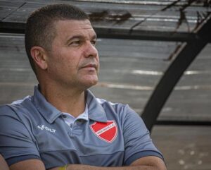 Jogo decisivo para a permanência de Umberto Louzer no Vila