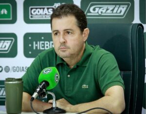 Paulo Rogério Pinheiro deixa o Goiás em crise para ver a estreia do Brasil na Copa
