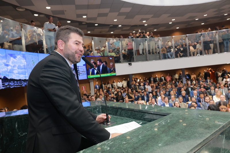 Durante sessão solene que marca a transição do Governo de Goiás, o deputado Amilton Filho (MDB) fez uso da tribuna para parabenizar o ex-governador do Estado, Ronaldo Caiado (PSD)