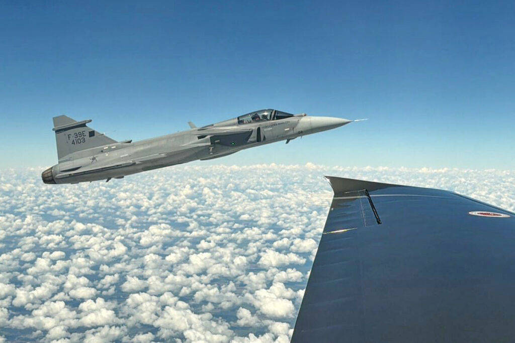 Caça Gripen da FAB realiza primeira interceptação de aeronave civil em treino próximo a Brasília