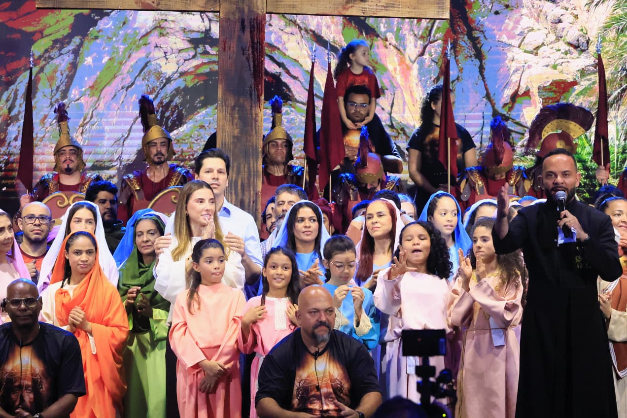 Daniel Vilela acompanha encenação da Paixão de Cristo que reúne 20 mil fiéis em Goiânia (5)