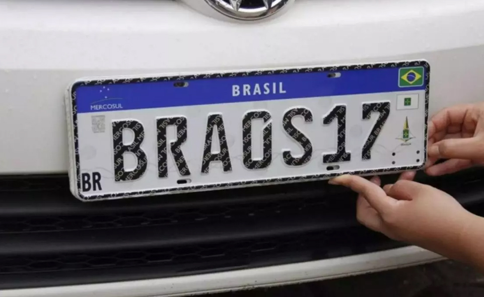 Tira e põe placas de veículos poderão mudar para conter cidade e estado novamente; entenda