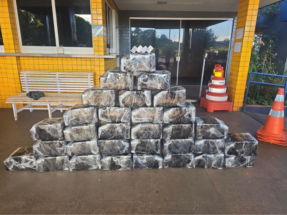 PRF apreende mais de 350 kg de cocaína escondidos em caminhão na BR-060, em Jataí