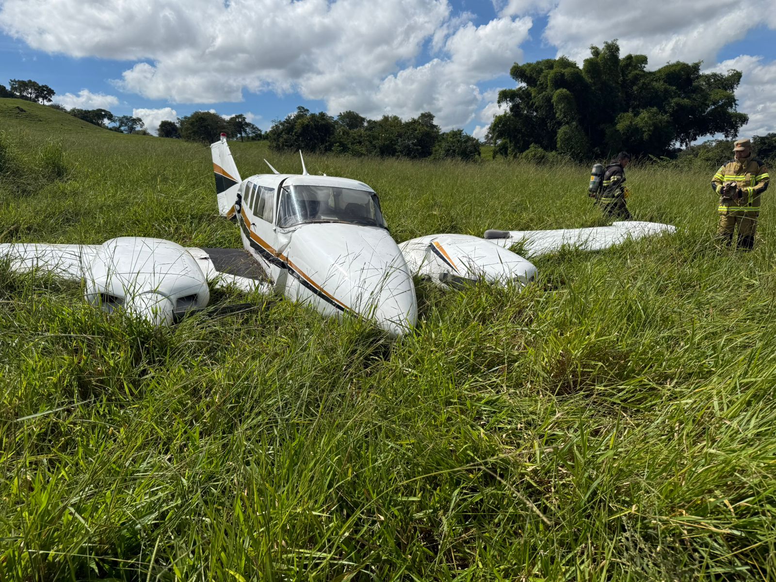 URGENTE: avião de pequeno porte cai em Trindade; vídeo