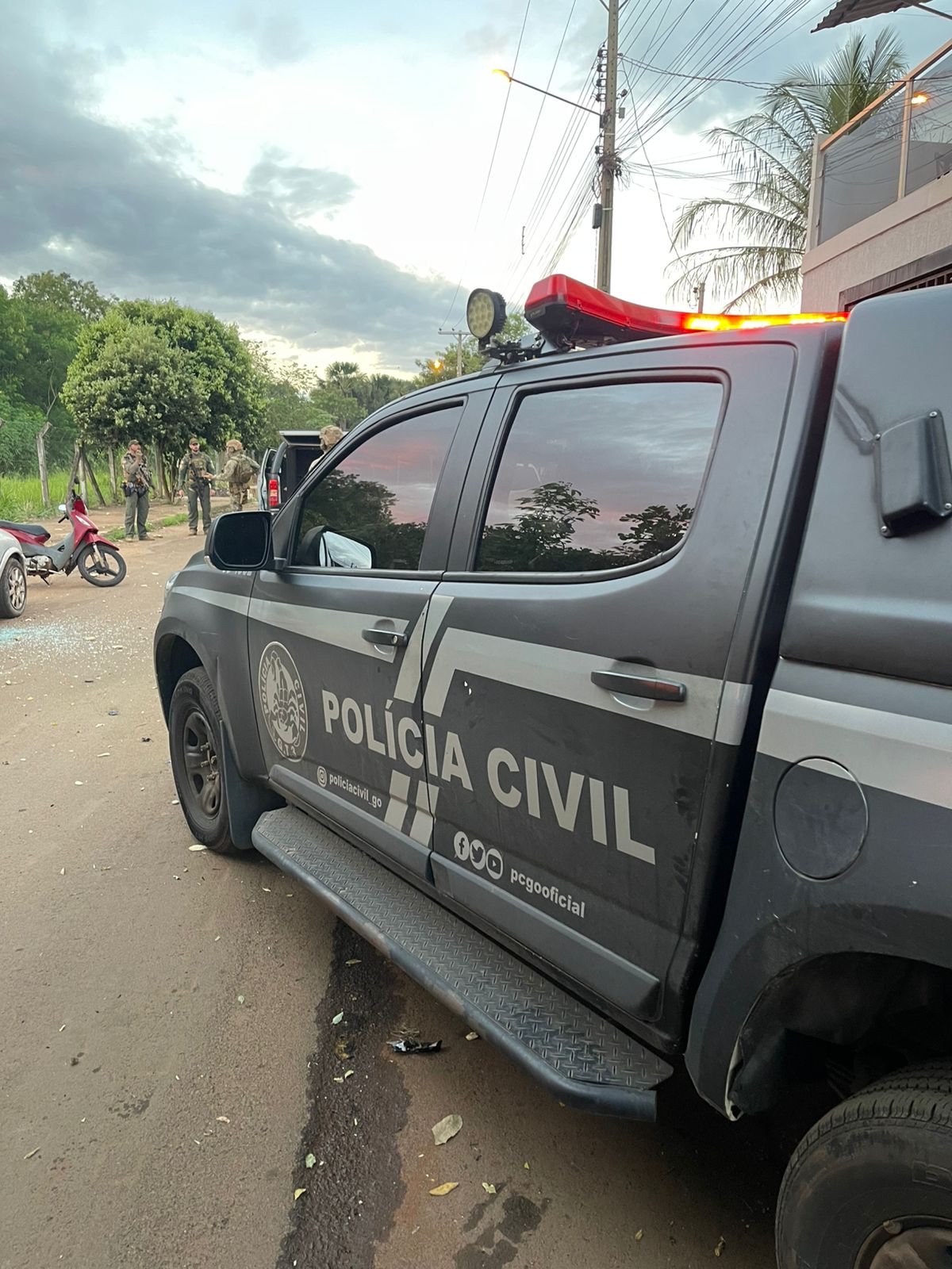 Operação mira grupo criminoso e cumpre mais de 100 mandados em quatro estados