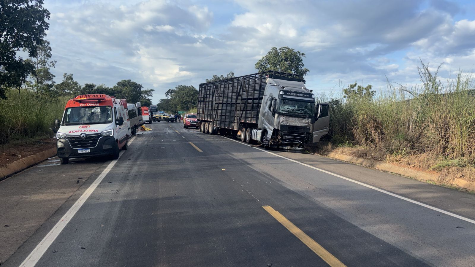 Batida entre van, caminhonete e caminhão deixa 8 mortos e 8 feridos na BR-020