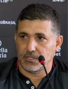 Eduardo Souza pressionado no Atlético-Go