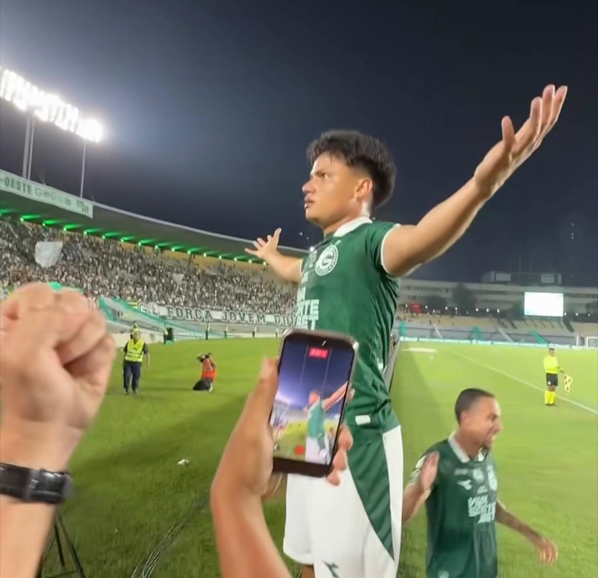 Esli Garcia comemora o golaço que garantiu o empate ao Goiás