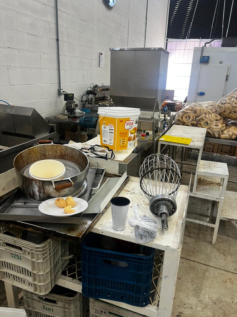 Alimentos vencidos e falta de higiene: comerciante é preso em Inhumas