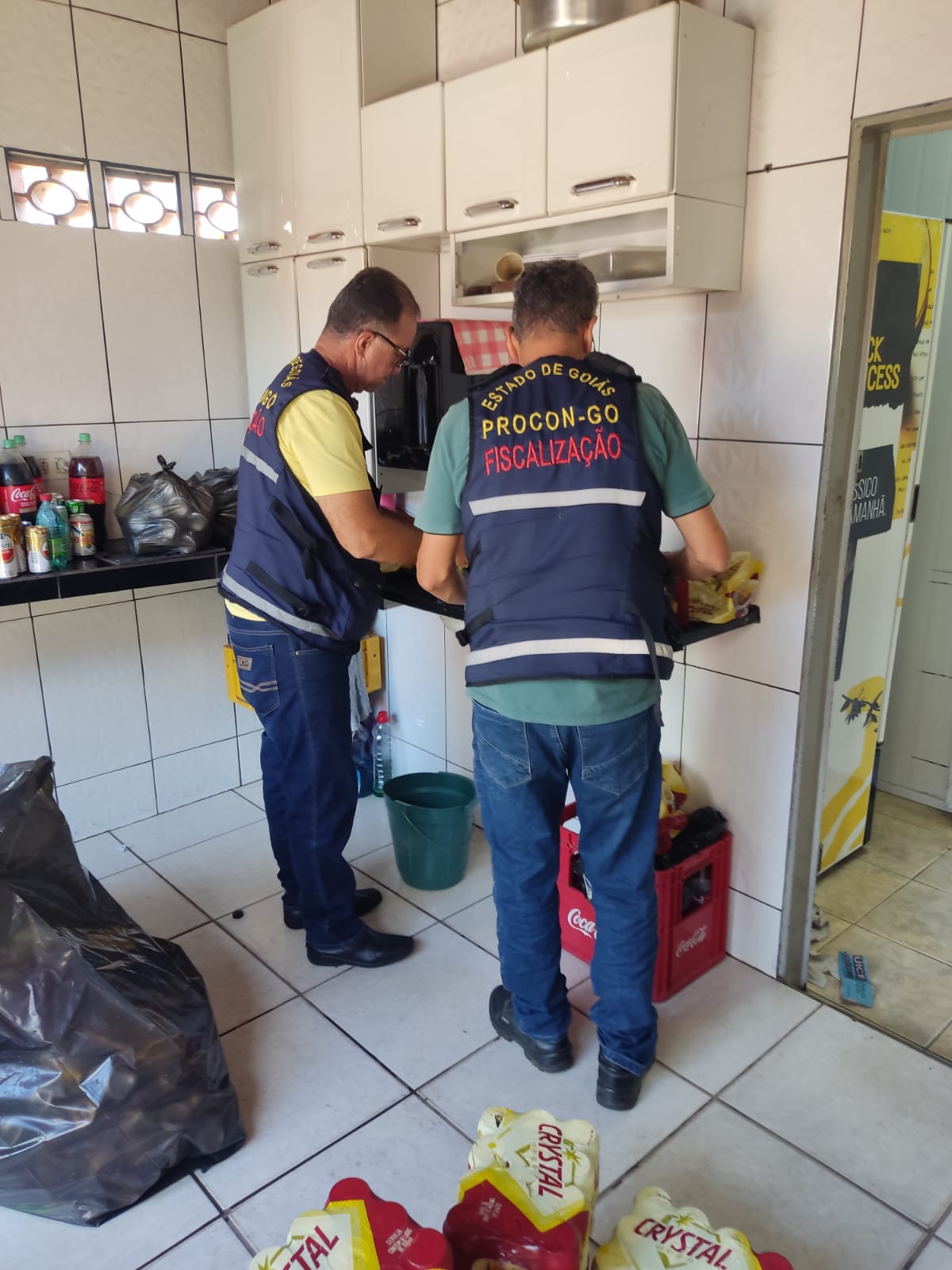 Procon flagra venda de cerveja vencida e apreende quase 450 latas em Jandaia