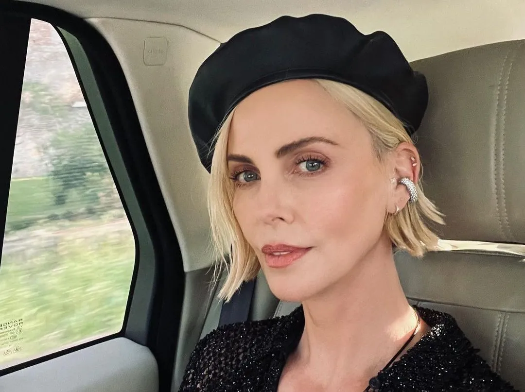Charlize Theron gera polêmica ao dizer que filhas precisarão trabalhar; entenda