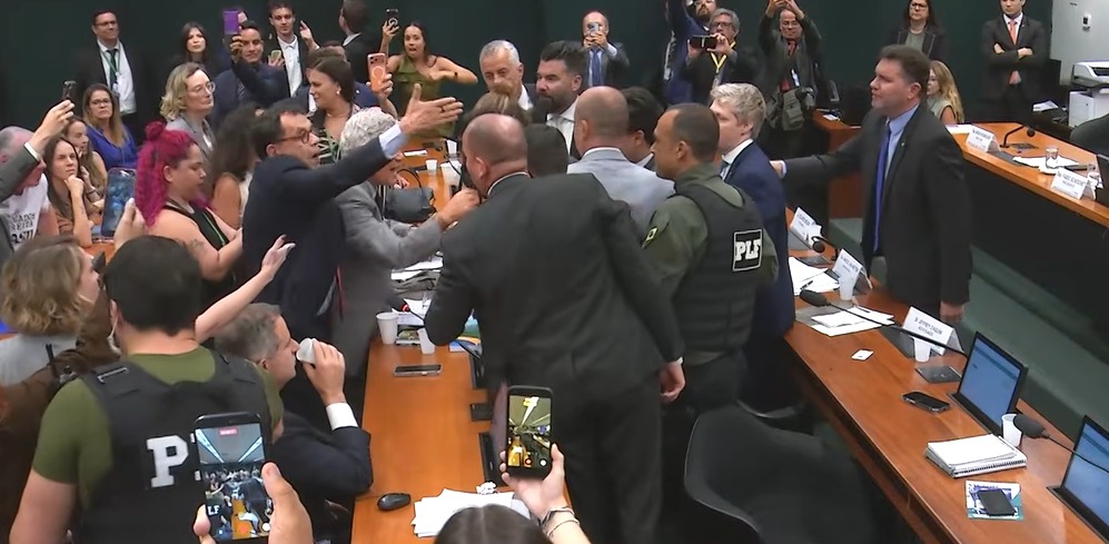 Confusão e troca de acusações na Câmara dos Deputados acaba com interferência da Polícia Legislativa; entenda