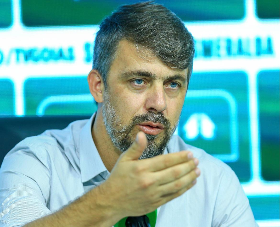 Michel Alves expõe salários e premiações atrasadas no Goiás