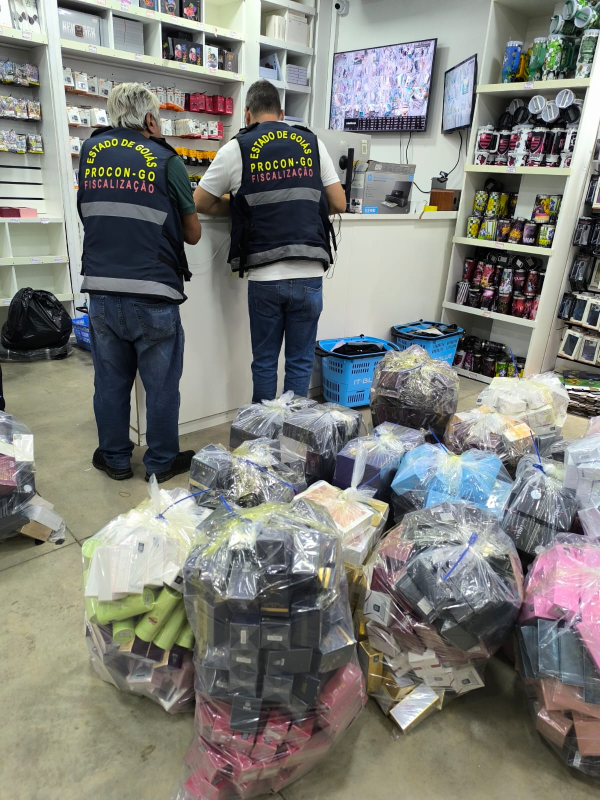 Procon apreende mais de mil perfumes falsificados no Setor Coimbra, em Goiânia